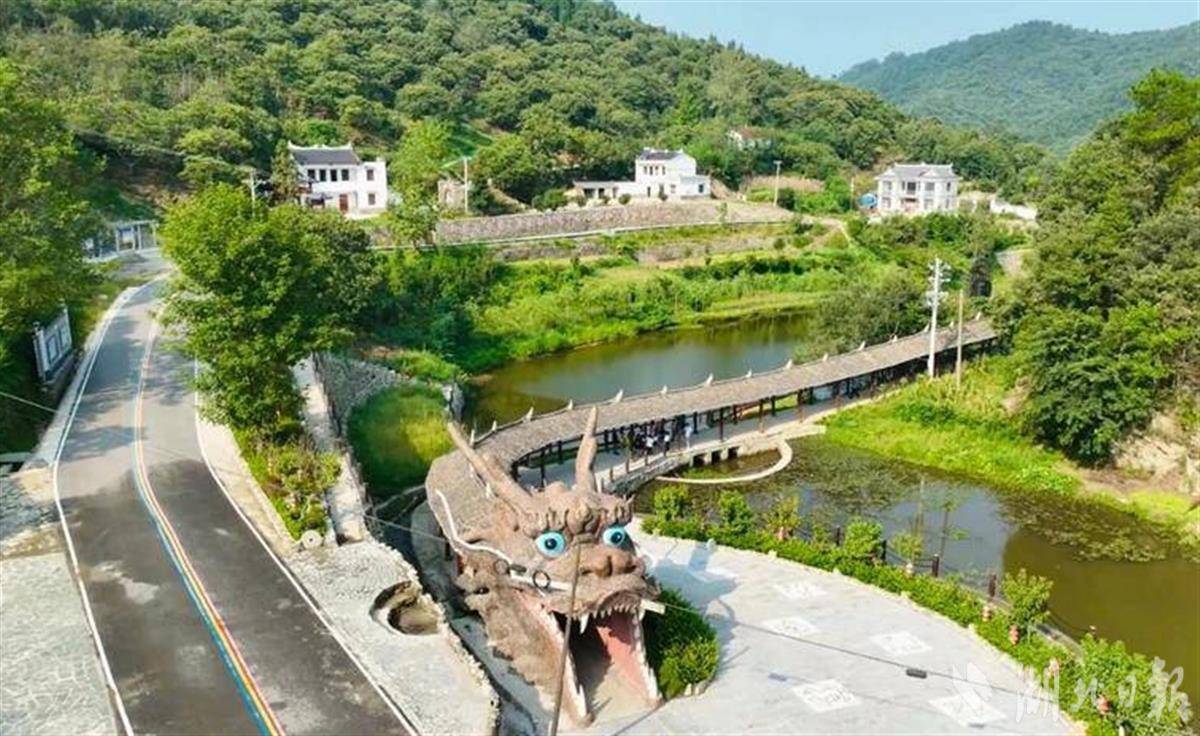 10家爱心企业捐赠15万元谷城柜门关村谋发展有“底气”