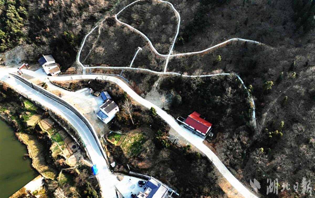 10家爱心企业捐赠15万元谷城柜门关村谋发展有“底气”(图2)