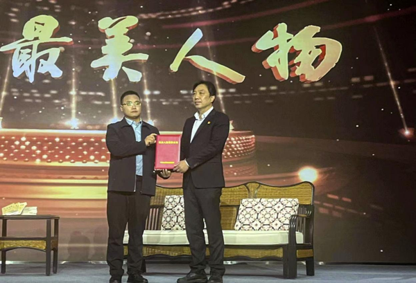 “铁脚板”兽医刘凯：行走800公里村道照亮养殖户希望之光