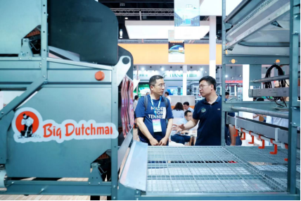 多家国内禽业设备商于2023年畜博会中展出蛋鸡非笼养系统(图3)