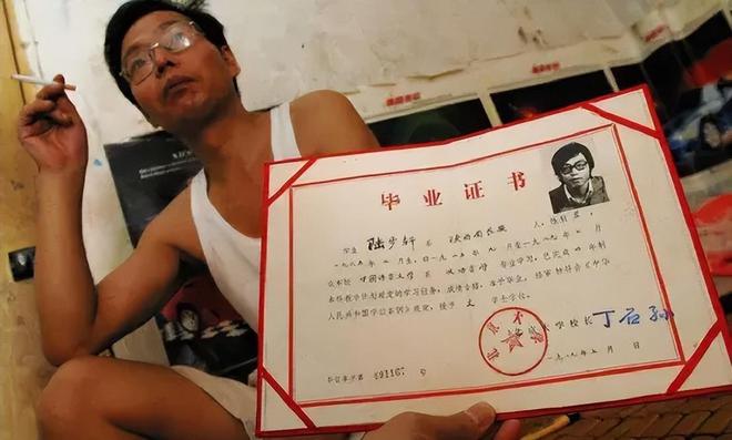 ag凯发回顾广东小伙考上北大全村人为他凑路费38年后每户获赠别墅(图8)