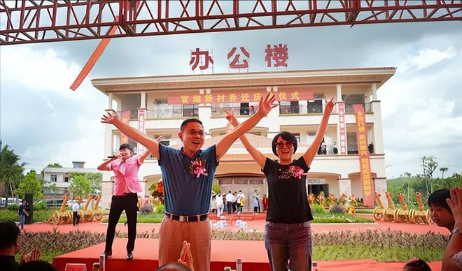 ag凯发回顾广东小伙考上北大全村人为他凑路费38年后每户获赠别墅(图10)