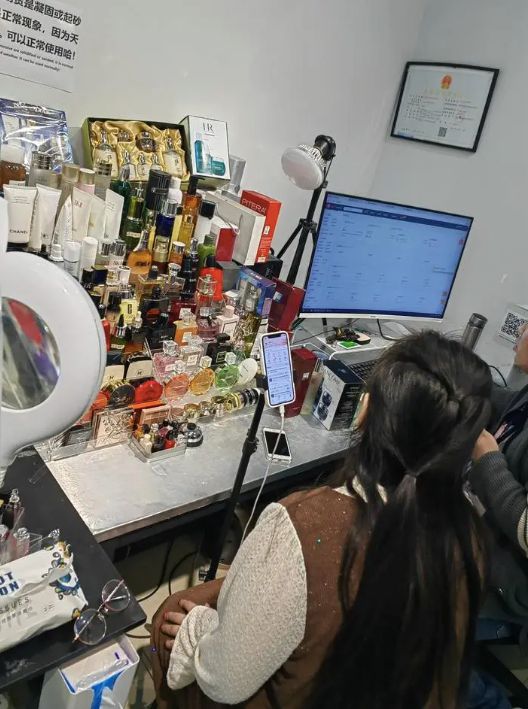 真实画面惊呆！某直播间的“大牌化妆品”竟产自养猪场……