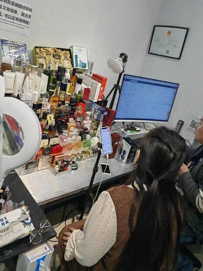 ag凯发不忍直视！直播间的“大牌化妆品”竟产自养猪场(图1)