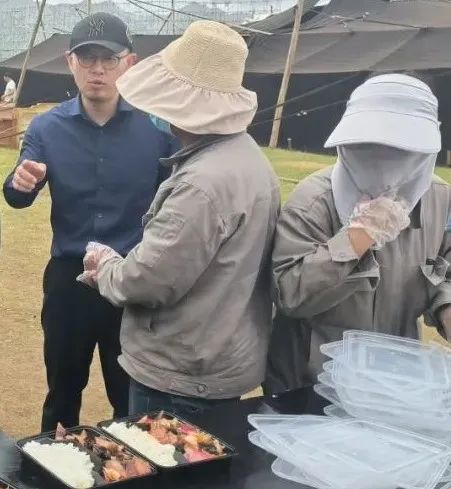 带着爱心和拼劲这些长宁人奋战在千里之外的云海高原……(图2)