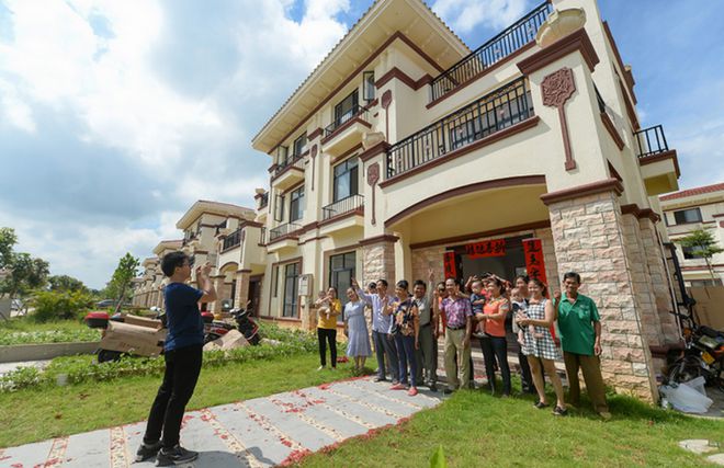 凯发国际广东农村娃考上北大全村为其凑路费38年后每家获赠一栋别墅(图2)