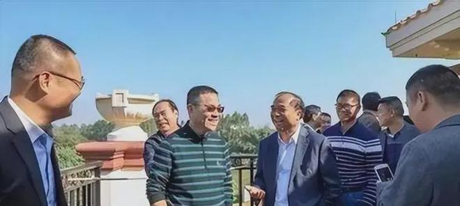 凯发国际广东农村娃考上北大全村为其凑路费38年后每家获赠一栋别墅(图24)