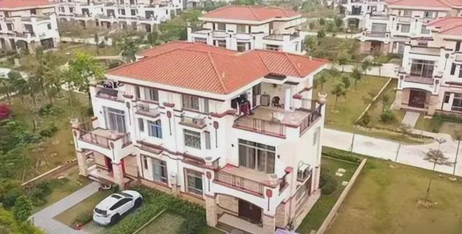 凯发国际广东农村娃考上北大全村为其凑路费38年后每家获赠一栋别墅(图26)