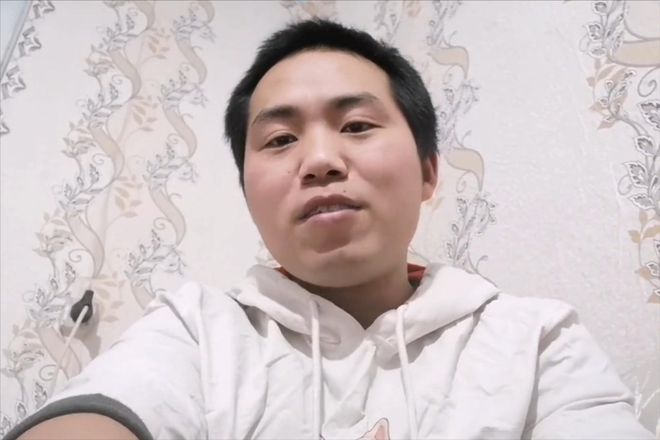 河北小伙跑俄罗斯养猪8年时间成“养猪大王”娶00后大俄美女