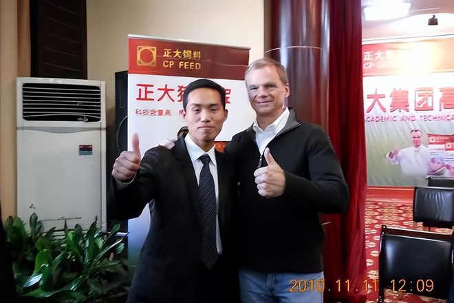 河北小伙跑俄罗斯养猪8年时间成“养猪大王”娶00后大俄美女(图2)