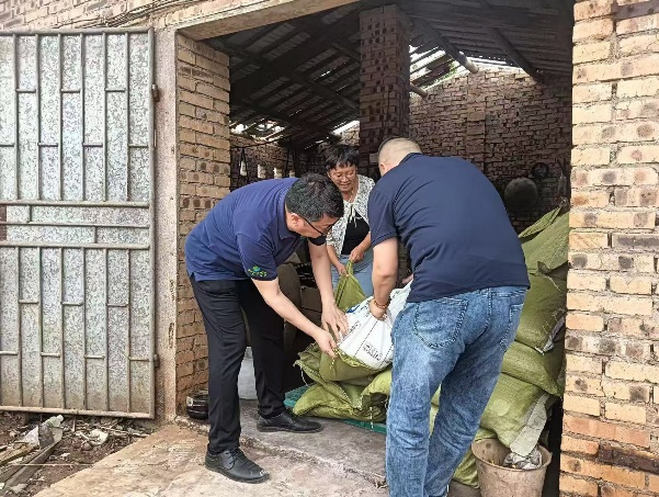 海南地方猪体系支援生猪养殖企业灾后复产(图2)