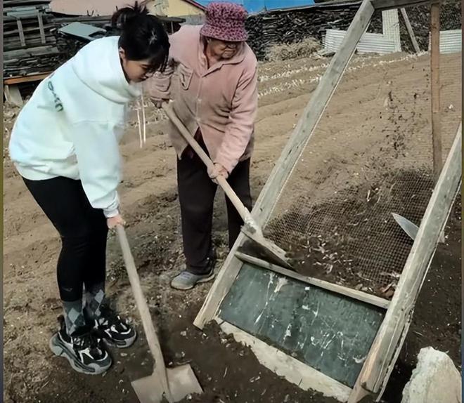 上海空姐辞职回家养猪父亲被气到离家出走养猪场如今怎样了？(图19)