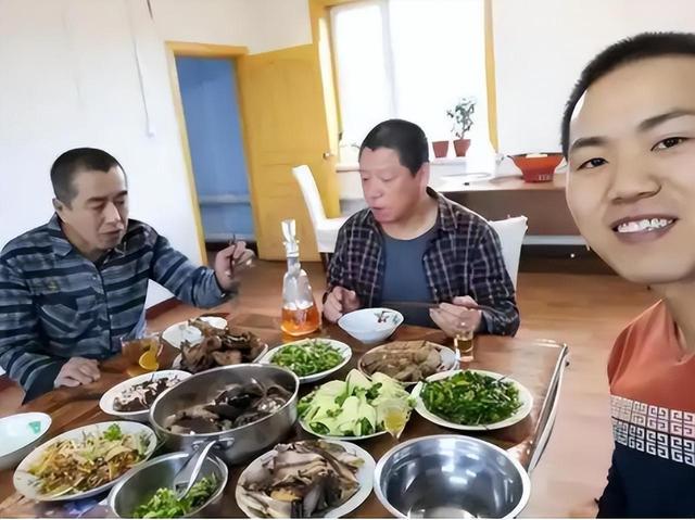 18年河北小伙离婚赴俄养猪如今娶20岁俄罗斯美女凯发旗舰厅成人生赢家(图6)