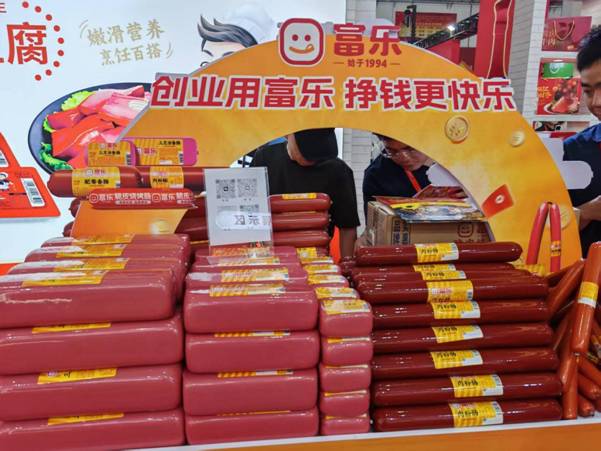 凯发旗舰厅双汇携260余款产品亮相第二十二届中国（漯河）食品博览会聚焦“四化”战略引领行业新发展(图3)