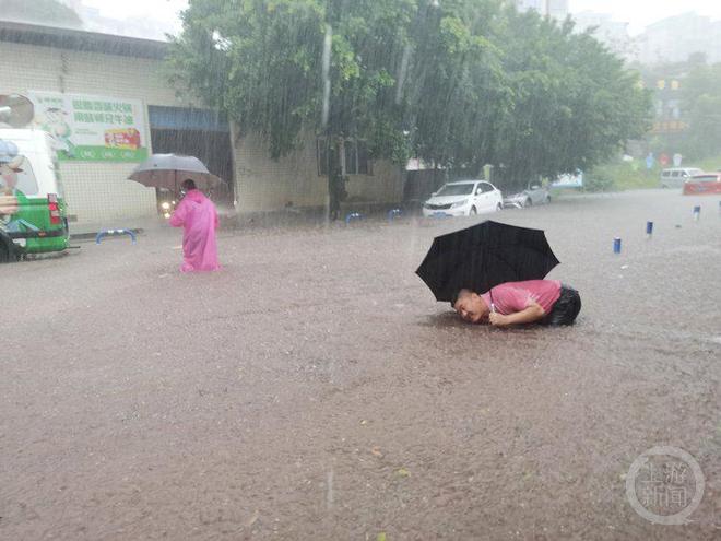 重庆巴南：暴雨中的“迷彩”坚守(图3)