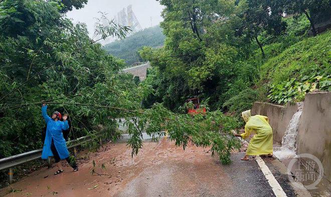 重庆巴南：暴雨中的“迷彩”坚守