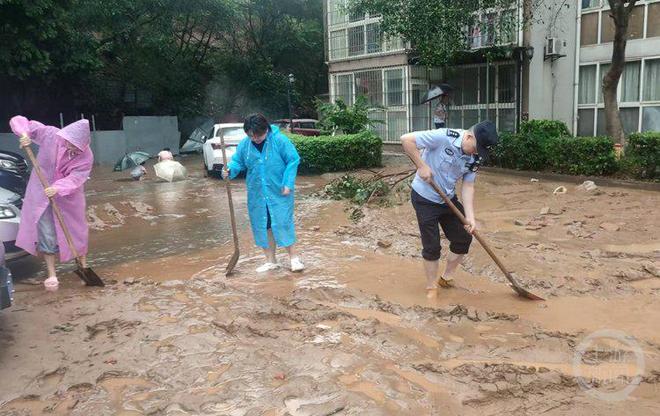 重庆巴南：暴雨中的“迷彩”坚守(图4)