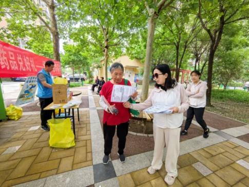 资源再生利万家过期药品兑好礼——丰台区老庄子社区开展垃圾分类主题宣传活动ag凯发(图2)