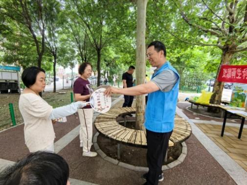 资源再生利万家过期药品兑好礼——丰台区老庄子社区开展垃圾分类主题宣传活动ag凯发(图3)