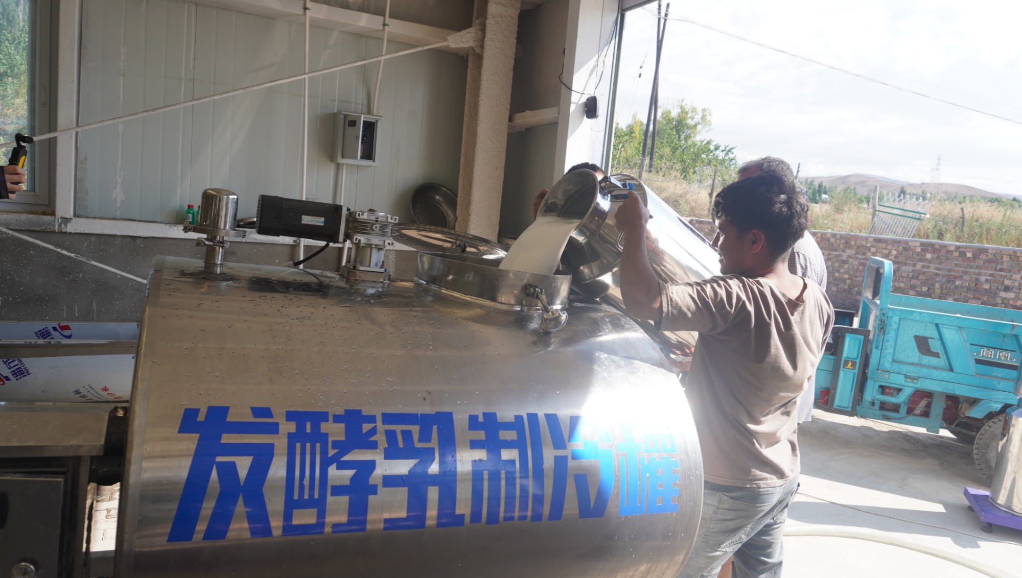 援疆助力骆驼产业升级智能化养殖带动牧民增收致富