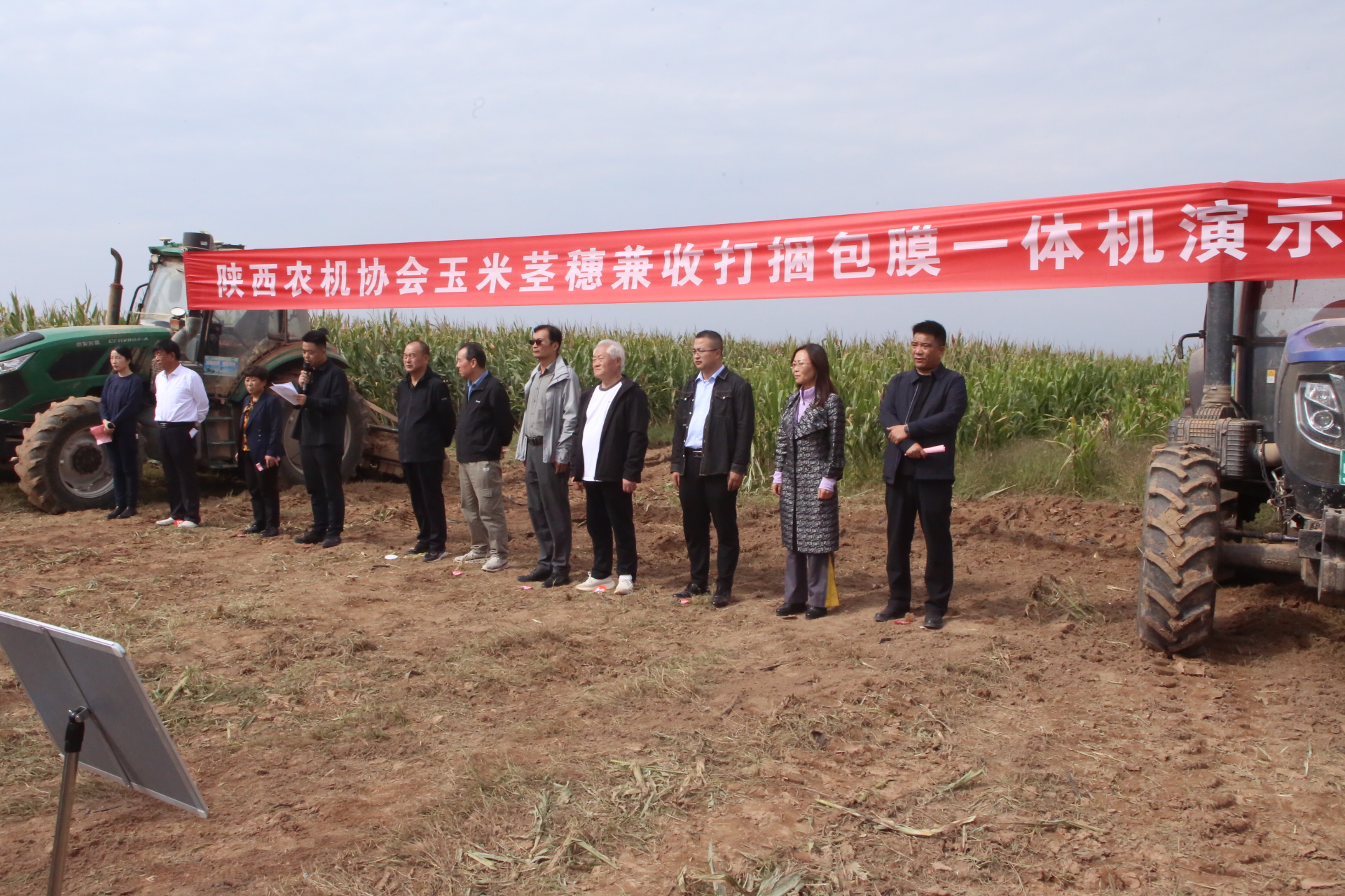 玉米收获迎凯发国际来技术革新！新型一体机实现穗茎兼收与打捆包膜同步完成