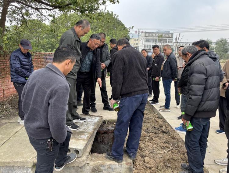 临泉县迎仙镇：正反案例“现场教学”促畜禽养殖绿色健康发展凯发国际(图1)