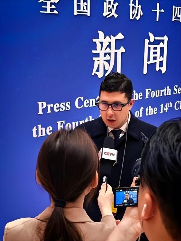 外媒记者戴千问AI眼镜参加两会：中国的科技太方凯发旗舰厅便了